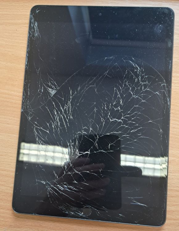 A 2019 iPad with a Shattered Digitizer