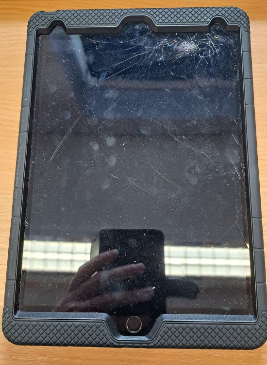 iPad 2020 with a Shattered Screen